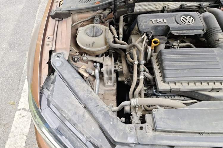 Used Volkswagen Lamando 2015 230TSI DSG Fashion Edition Engine Bay Right