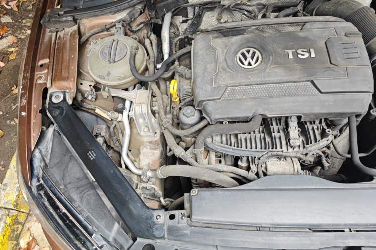 Used Volkswagen Lamando 2015 330TSI DSG Comfort Edition Engine Bay Right