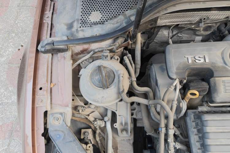 Used Volkswagen Lamando 2015 230TSI DSG Fashion Edition Engine Bay Right