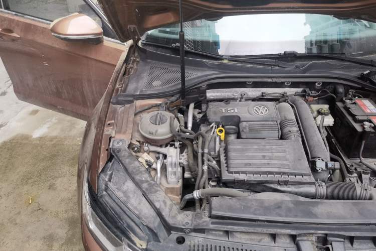 Used Volkswagen Lamando 2015 230TSI Manual Trend Edition Engine Bay Right
