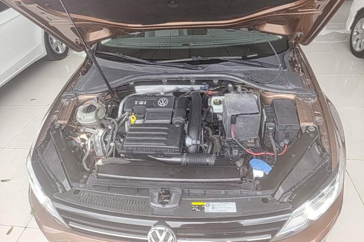 Used Volkswagen Lamando 2015 230TSI DSG Fashion Edition Engine Bay