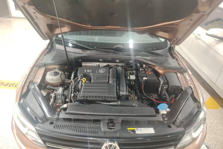 Used Volkswagen Lamando 2015 280TSI DSG Comfort Edition Engine Bay