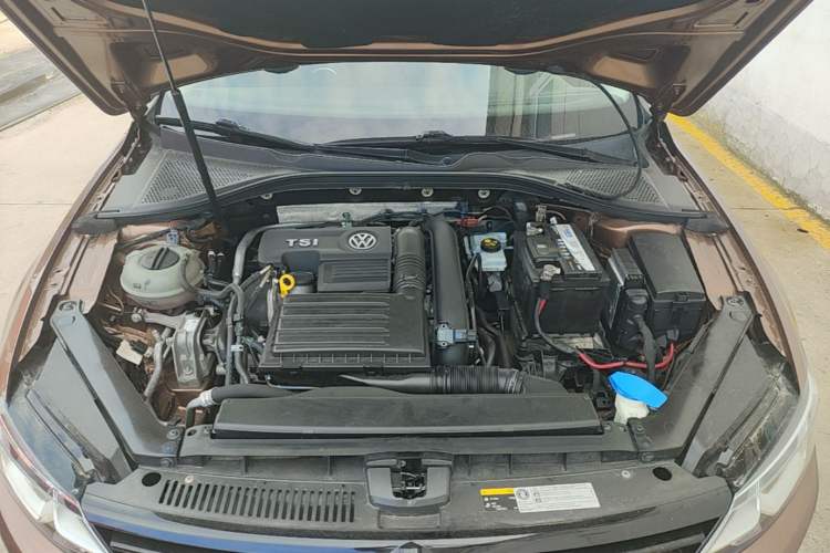 Used Volkswagen Lamando 2015 280TSI DSG Comfort Edition Engine Bay