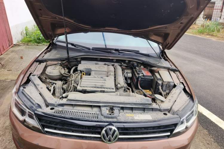 Used Volkswagen Lamando 2015 230TSI Manual Trend Edition Engine Bay