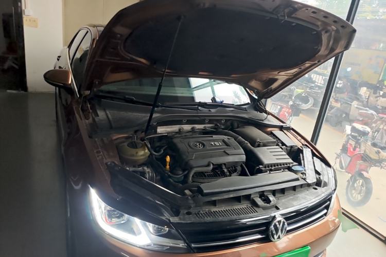 Used Volkswagen Lamando 2015 330TSI DSG Comfort Edition Engine Bay