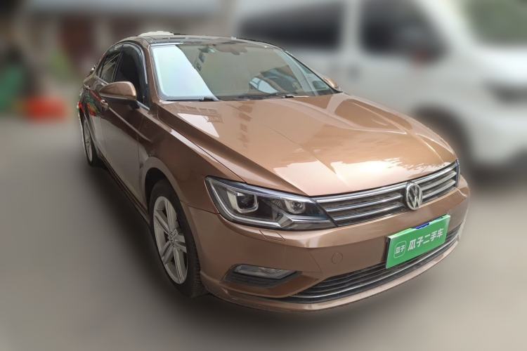 Used Volkswagen Lamando 2015 330TSI DSG Comfort Edition Front Right 45 Deg
