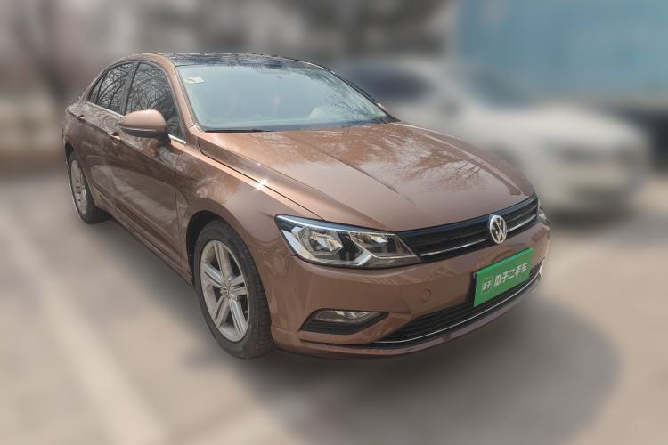 Used Volkswagen Lamando 2015 330TSI DSG Comfort Edition Front Right 45 Deg