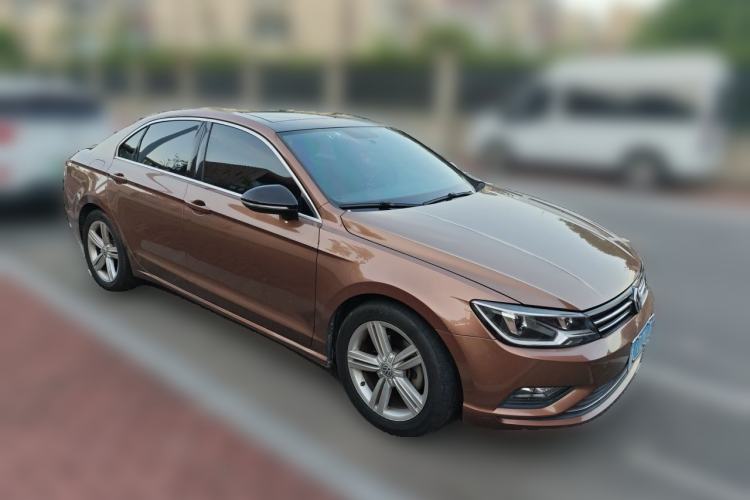 Used Volkswagen Lamando 2015 280TSI DSG Comfort Edition Front Right 45 Deg