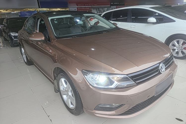 Used Volkswagen Lamando 2015 230TSI DSG Fashion Edition Front Right 45 Deg
