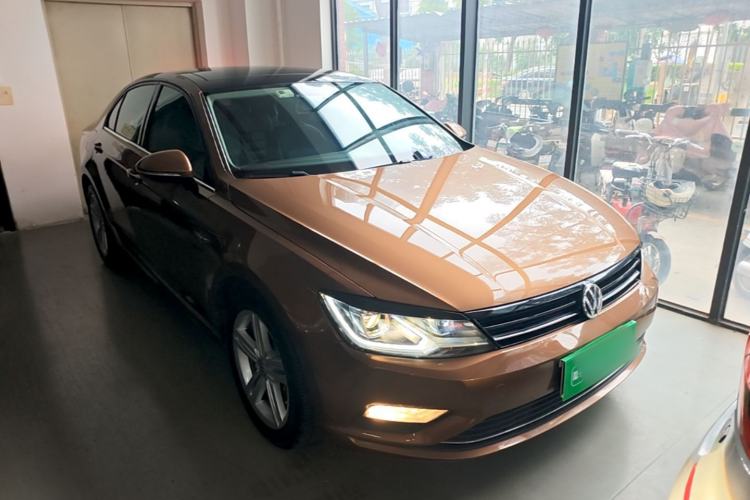 Used Volkswagen Lamando 2015 330TSI DSG Comfort Edition Front Right 45 Deg
