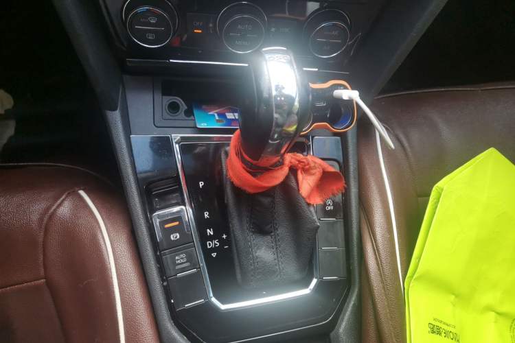 Used Volkswagen Lamando 2015 330TSI DSG Comfort Edition Gear Lever