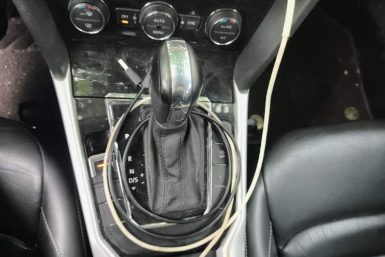 Used Volkswagen Lamando 2015 330TSI DSG Comfort Edition Gear Lever