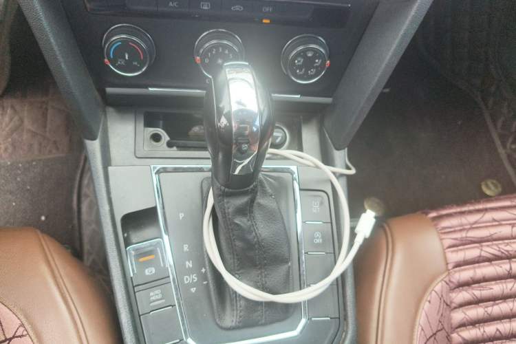 Used Volkswagen Lamando 2015 230TSI DSG Fashion Edition Gear Lever
