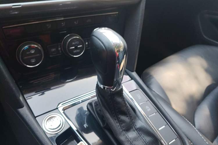 Used Volkswagen Lamando 2015 330TSI DSG Comfort Edition Gear Lever