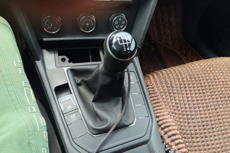 Used Volkswagen Lamando 2015 230TSI Manual Trend Edition Gear Lever