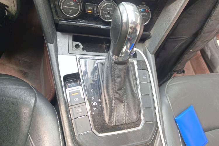 Used Volkswagen Lamando 2015 330TSI DSG Comfort Edition Gear Lever