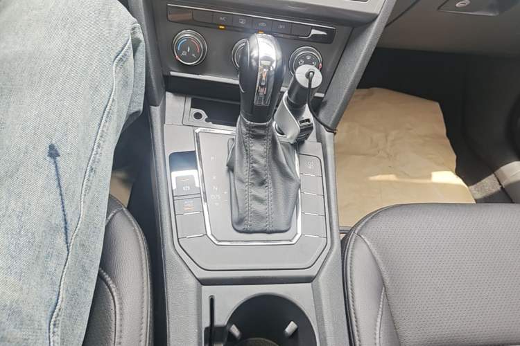 Used Volkswagen Lamando 2015 230TSI DSG Fashion Edition Gear Lever