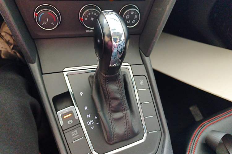 Used Volkswagen Lamando 2015 230TSI DSG Fashion Edition Gear Lever