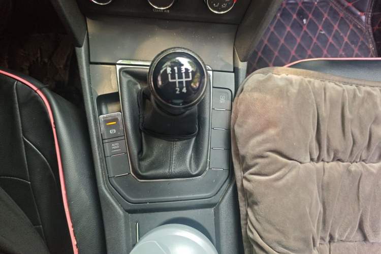Used Volkswagen Lamando 2015 230TSI Manual Trend Edition Gear Lever