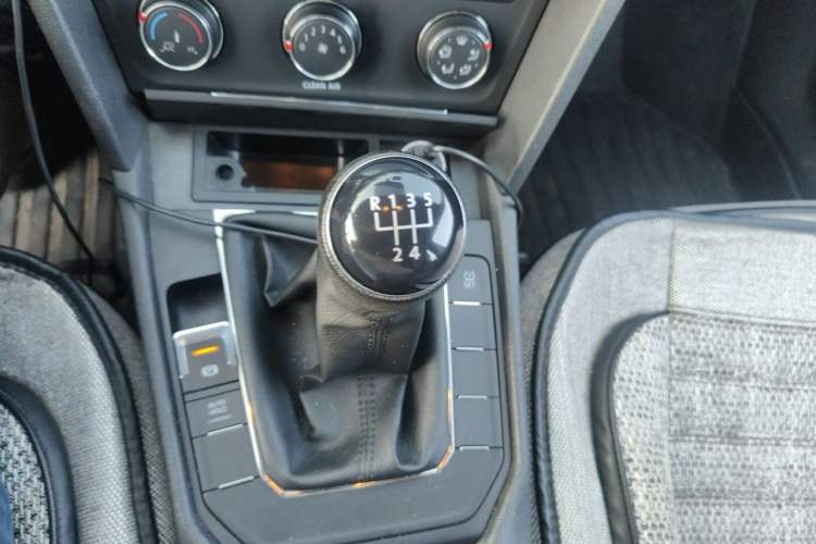 Used Volkswagen Lamando 2015 230TSI Manual Trend Edition Gear Lever