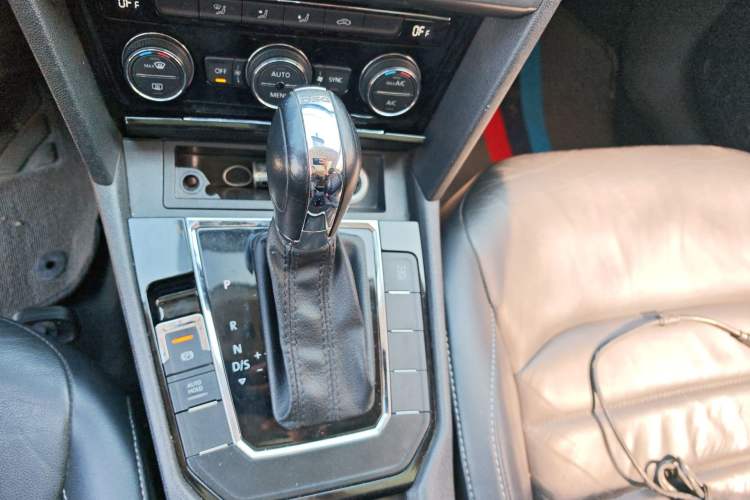 Used Volkswagen Lamando 2015 330TSI DSG Comfort Edition Gear Lever