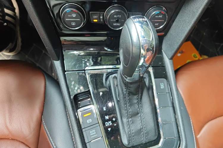 Used Volkswagen Lamando 2015 330TSI DSG Comfort Edition Gear Lever