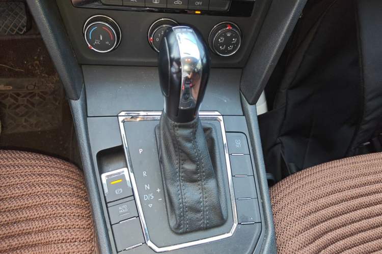 Used Volkswagen Lamando 2015 230TSI DSG Fashion Edition Gear Lever