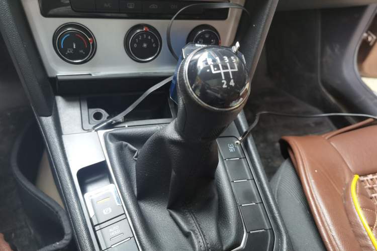 Used Volkswagen Lamando 2015 230TSI Manual Trend Edition Gear Lever