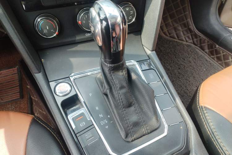 Used Volkswagen Lamando 2015 230TSI DSG Fashion Edition Gear Lever