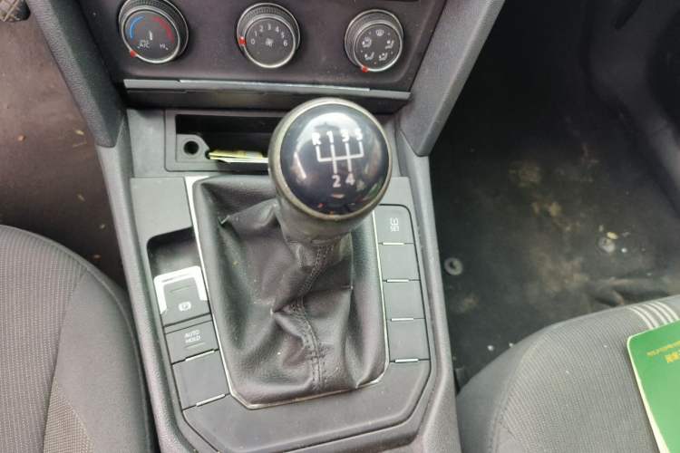 Used Volkswagen Lamando 2015 230TSI Manual Trend Edition Gear Lever
