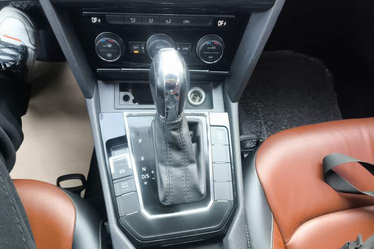 Used Volkswagen Lamando 2015 330TSI DSG Comfort Edition Gear Lever