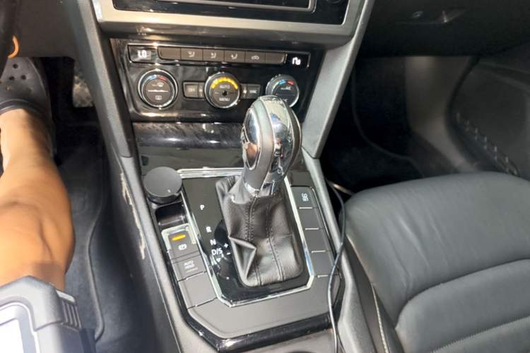 Used Volkswagen Lamando 2015 330TSI DSG Comfort Edition Gear Lever