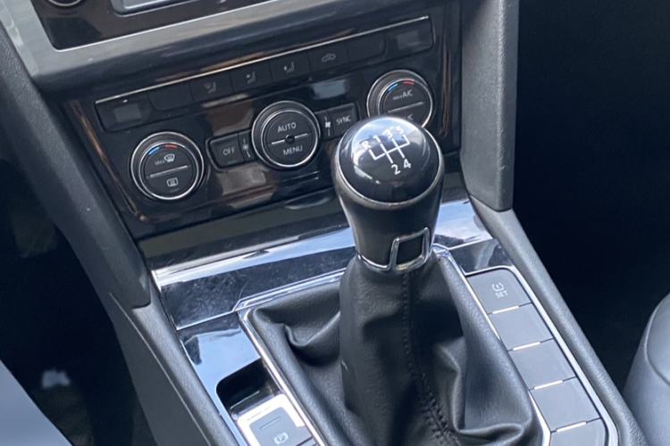 Used Volkswagen Lamando 2015 280TSI Manual Comfort Edition Gear Lever