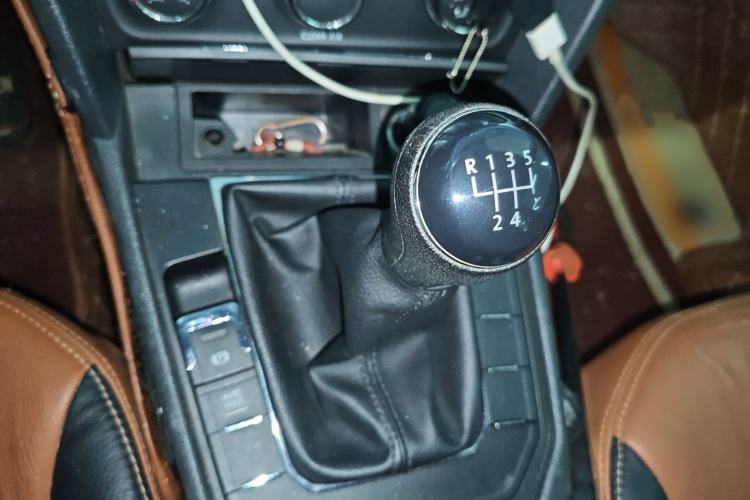 Used Volkswagen Lamando 2015 230TSI Manual Trend Edition Gear Lever