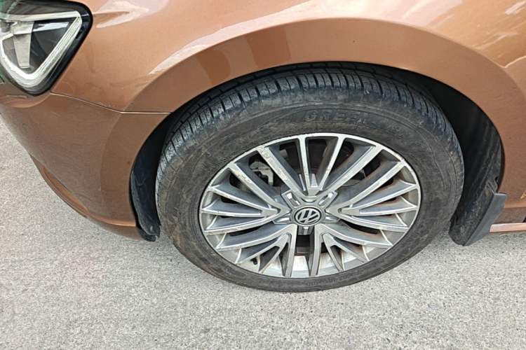 Used Volkswagen Lamando 2015 280TSI DSG Luxury Edition Left Front Wheel Hub