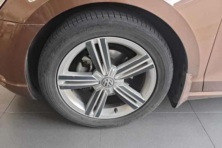 Used Volkswagen Lamando 2015 280TSI DSG Comfort Edition Left Front Wheel Hub