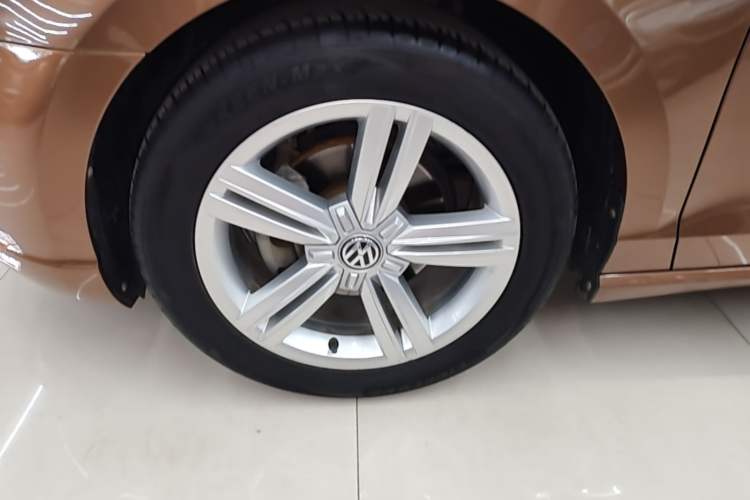 Used Volkswagen Lamando 2015 280TSI Manual Comfort Edition Left Front Wheel Hub