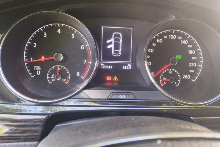 Used Volkswagen Lamando 2015 330TSI DSG Comfort Edition Odometer Close Up