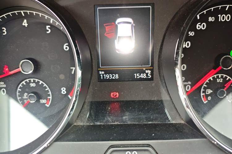 Used Volkswagen Lamando 2015 280TSI DSG Luxury Edition Odometer Close Up