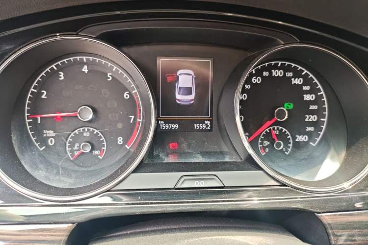 Used Volkswagen Lamando 2015 330TSI DSG Luxury Edition Odometer Close Up