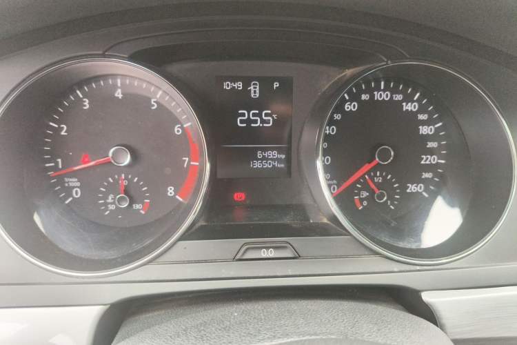 Used Volkswagen Lamando 2015 230TSI DSG Fashion Edition Odometer Close Up