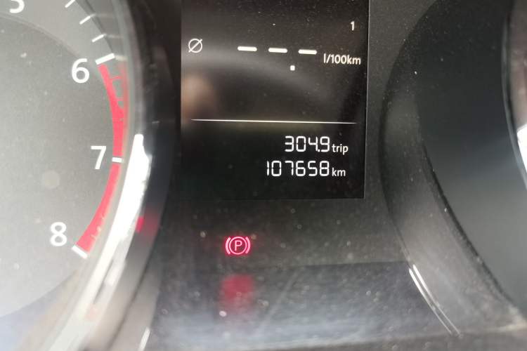 Used Volkswagen Lamando 2015 230TSI Manual Trend Edition Odometer Close Up