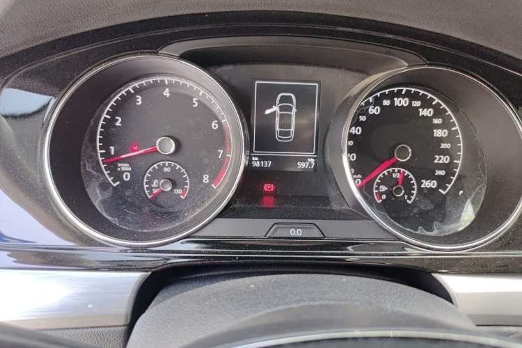 Used Volkswagen Lamando 2015 280TSI DSG Comfort Edition Odometer Close Up