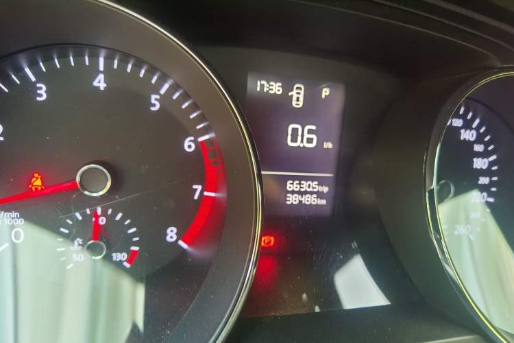 Used Volkswagen Lamando 2015 230TSI DSG Fashion Edition Odometer Close Up