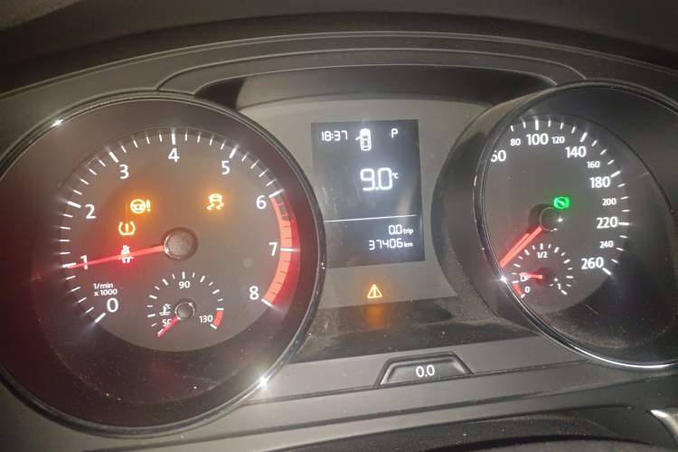 Used Volkswagen Lamando 2015 230TSI DSG Fashion Edition Odometer Close Up
