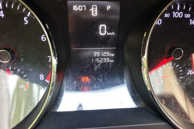 Used Volkswagen Lamando 2015 230TSI DSG Fashion Edition Odometer Close Up