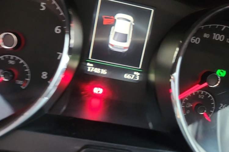 Used Volkswagen Lamando 2015 280TSI DSG Luxury Edition Odometer Close Up