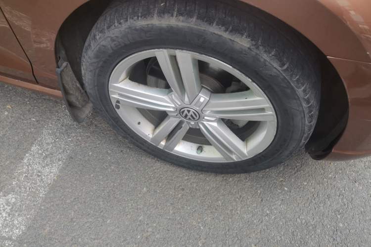 Used Volkswagen Lamando 2015 330TSI DSG Comfort Edition Right Front Wheel Hub