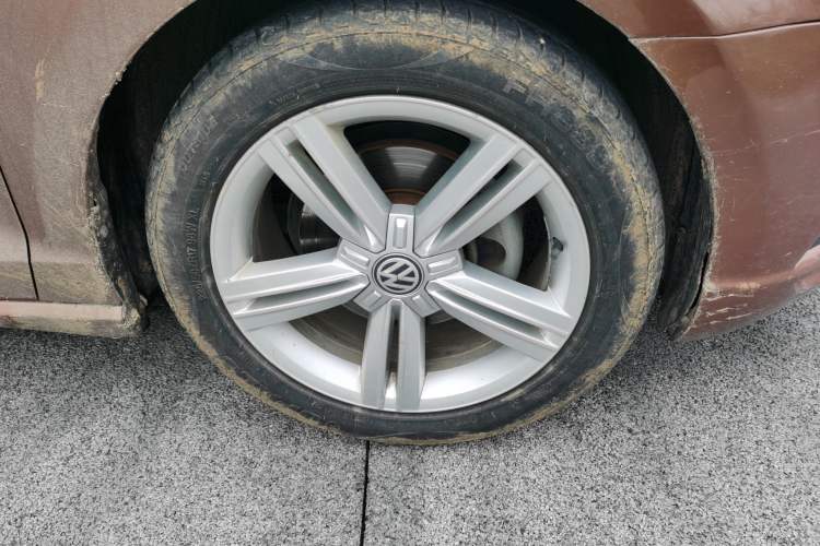 Used Volkswagen Lamando 2015 280TSI DSG Comfort Edition Right Front Wheel Hub