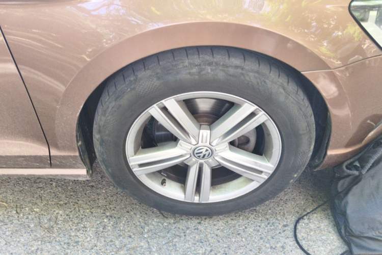 Used Volkswagen Lamando 2015 330TSI DSG Comfort Edition Right Front Wheel Hub